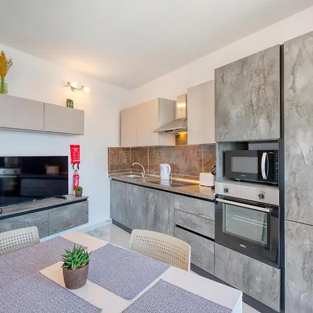 Beautiful Seafront With Comfy Beds, Ac & Wifi By 360 Estates * Сент-Полс-Бей